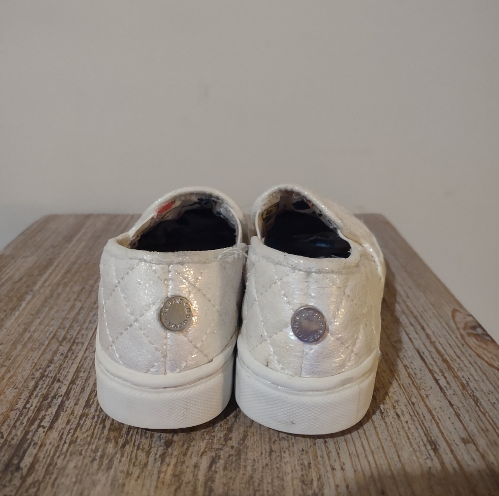 Steve Madden White Iridescent Quilted Canvas Girl Slip Ons Size 12 - Picture 3 of 4